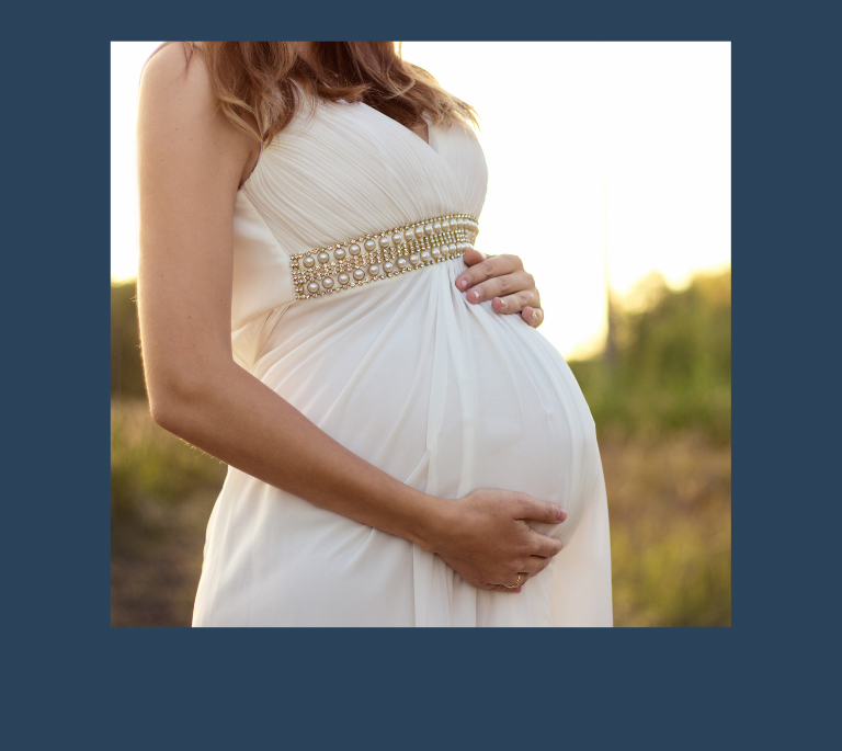 Schwangere im weißen Kleid